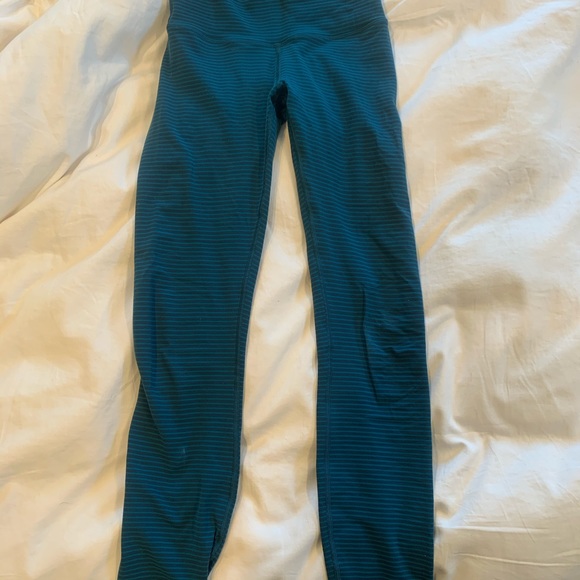 Lululemon wunderunder size 2 - Picture 4 of 4